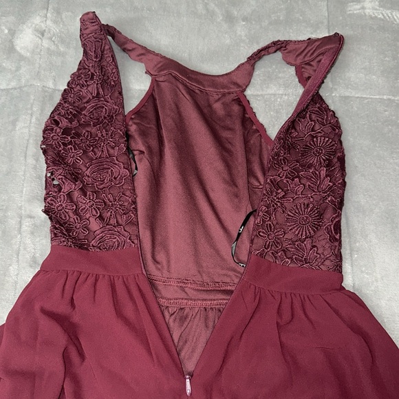 Nordstrom Lulus Skater Halter dress in burgundy. With lace top.‎ Hidden zipper. - Picture 10 of 13
